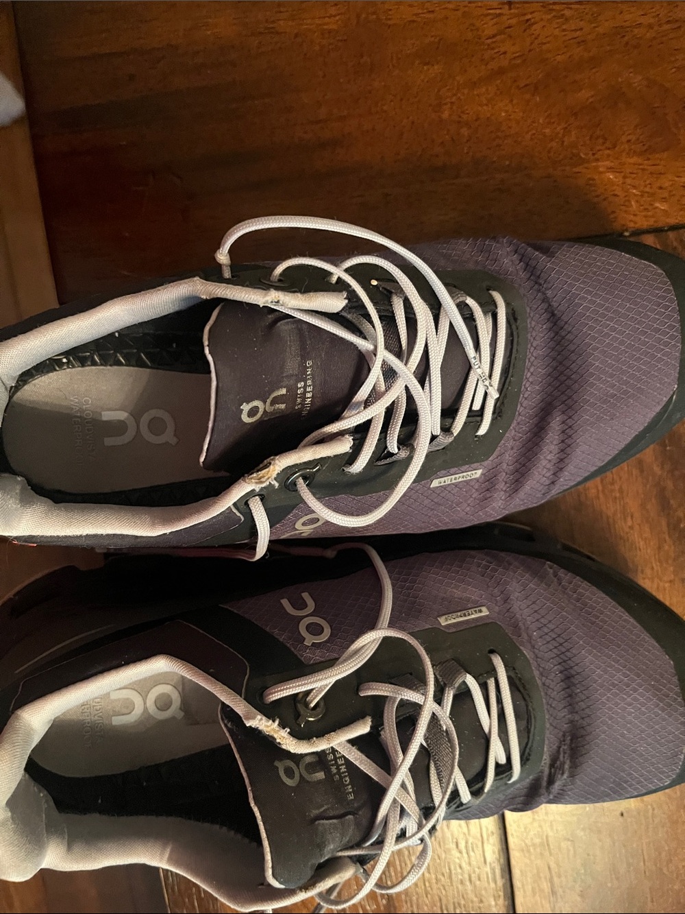 On cloud  women’s size 8 1/2 in good condition.  Black and Gray.